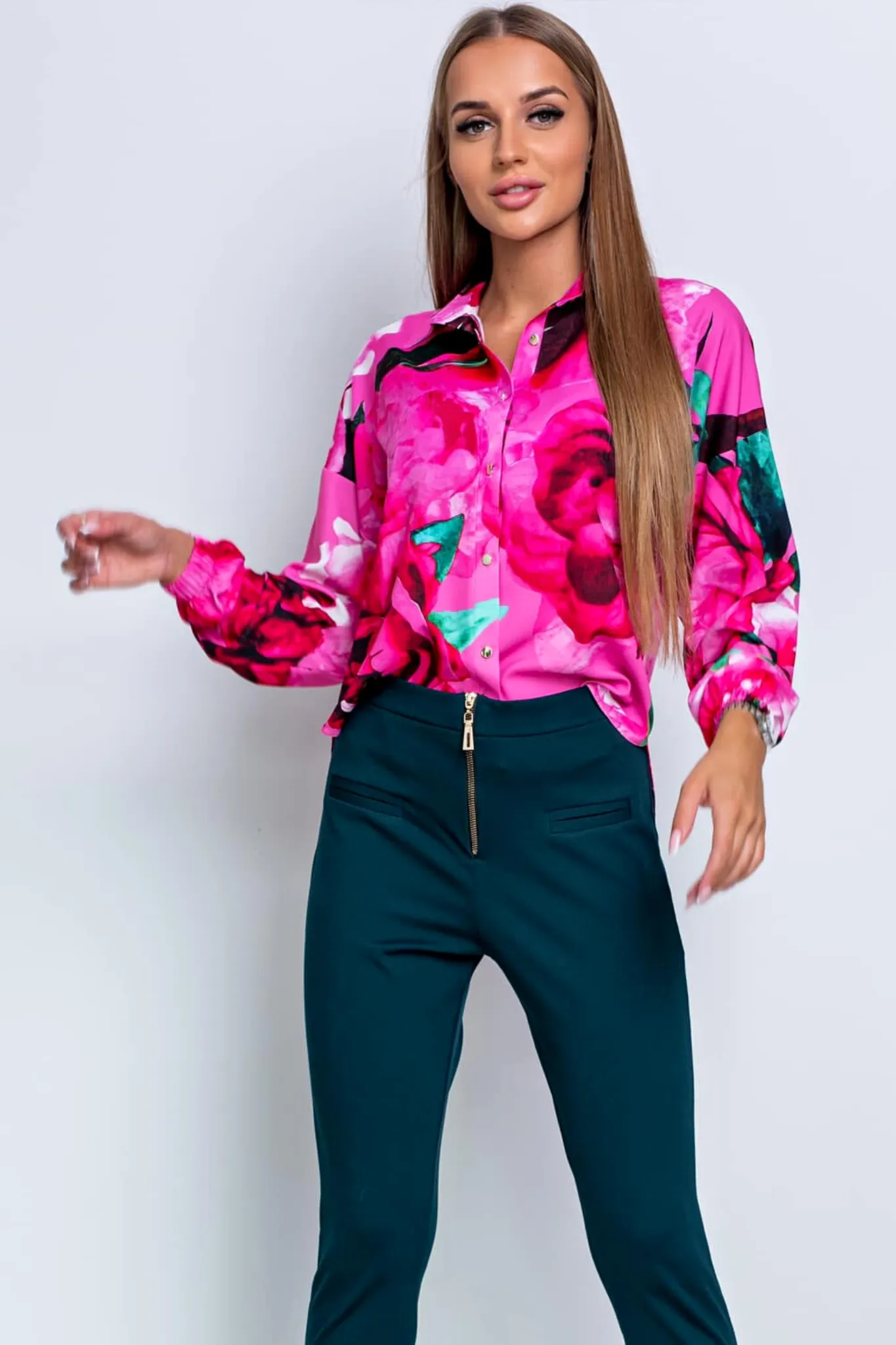 Camicia fucsia a fantasia floreale con bottoni dotati